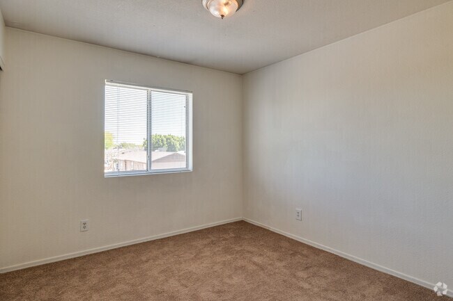3BR, 2BA - 1,000SF