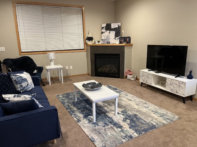 Building Photo - Prime location Vadnais Heights Townhome 4 Bed 4 Bath!