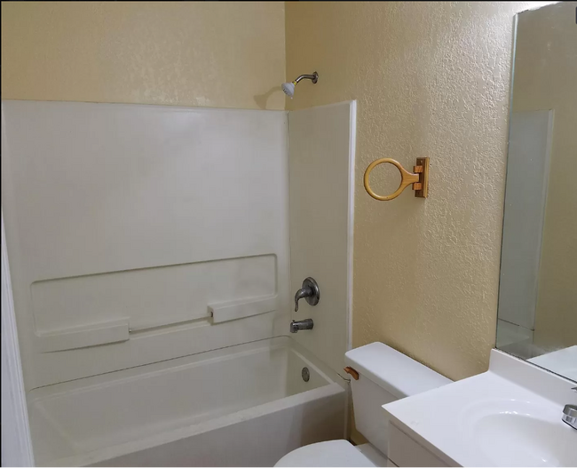 Photo - 1122 Garibaldi St E