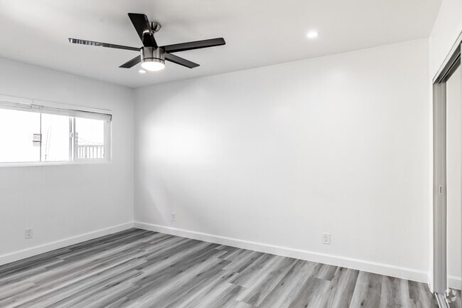 2BR, 2BA - 916SF - Second Bathroom