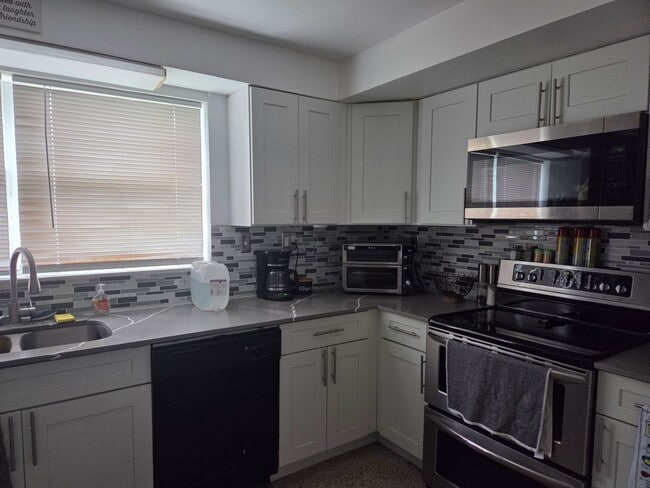 Building Photo - 2630 - YEAA SFH Unit 3/2