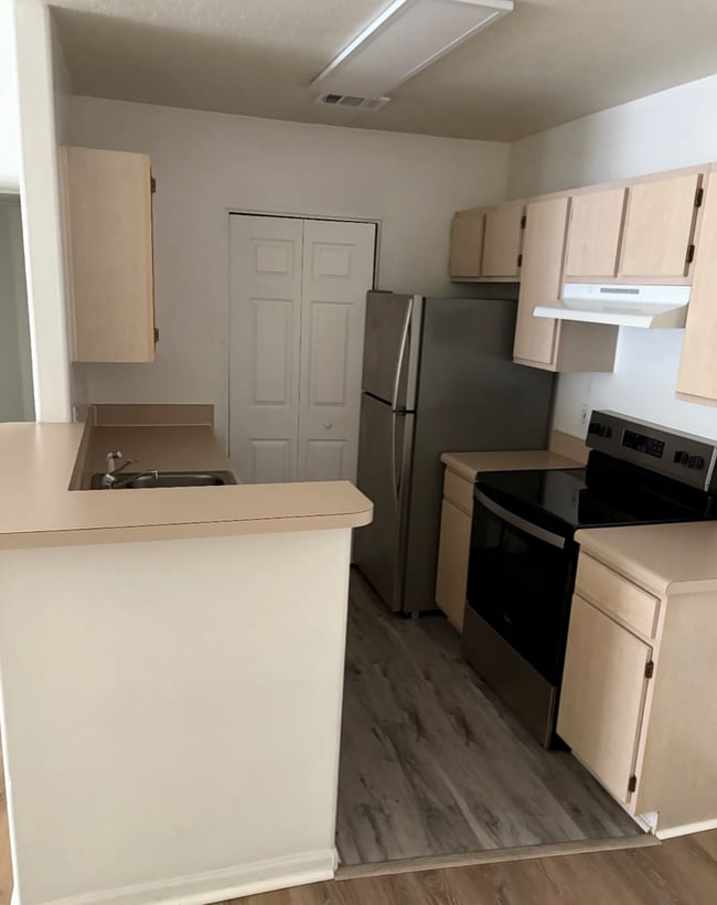 Building Photo - Plantation Point - One Bedroom Second Floor with Balcony!