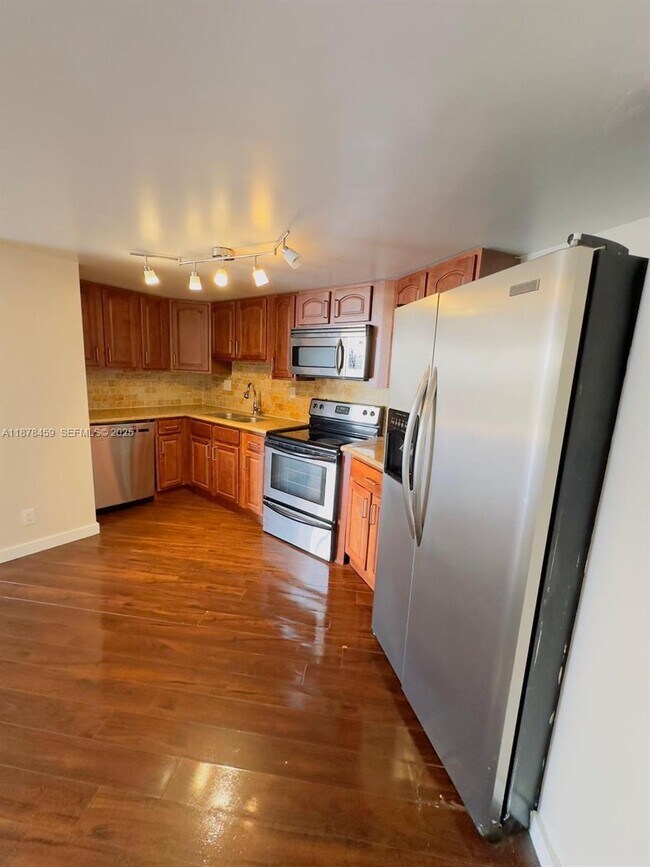 Building Photo - 800 Parkview Dr Unit 611