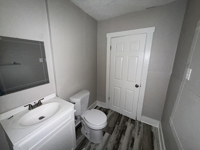 Photo - 1057 College St