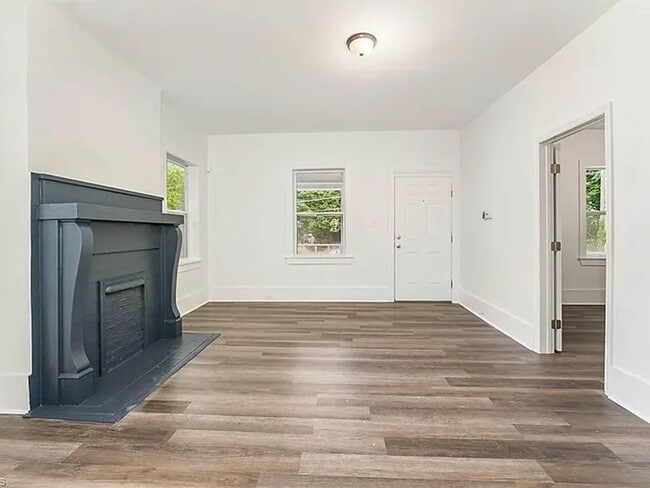 Photo - Charming Fully Renovated Cottage Minutes from Downtown!