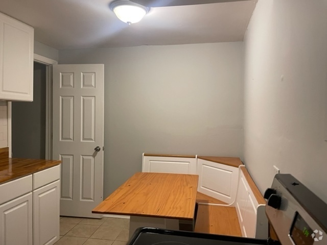 Building Photo - Quaint 1Br/1BA duplex with ample parking i... Rental