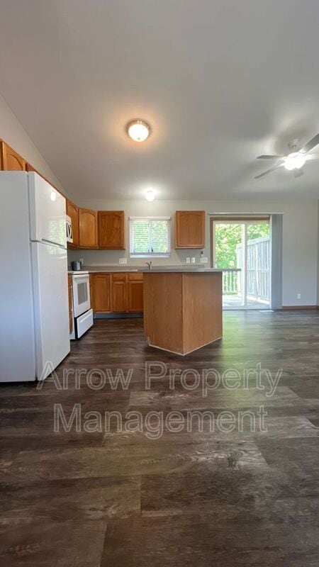 Photo - 250 W Irving St Condo