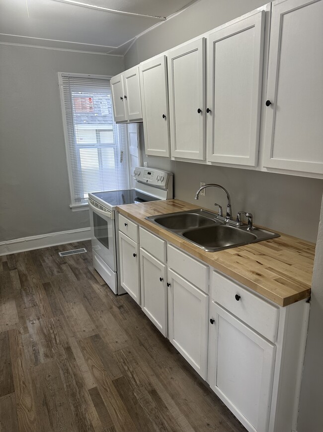 Photo - 2300 Madison St NE Unidad Duplex  One