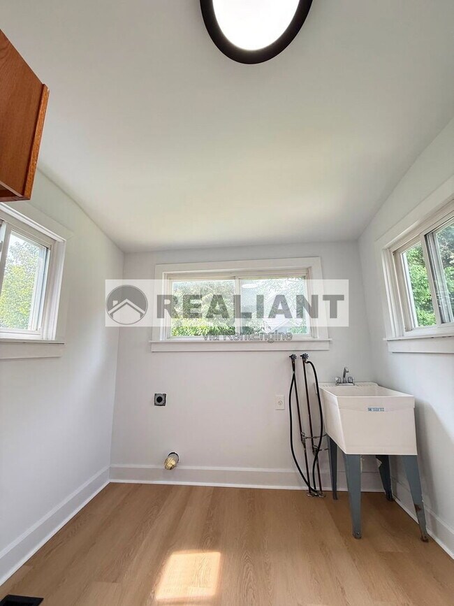 Photo - 124 W 31st St