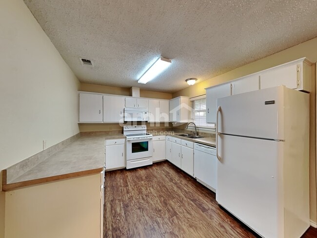 Photo - 105 S Winding Oaks Dr