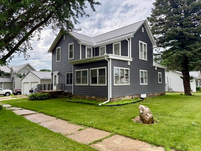 Photo - 601 Clark St