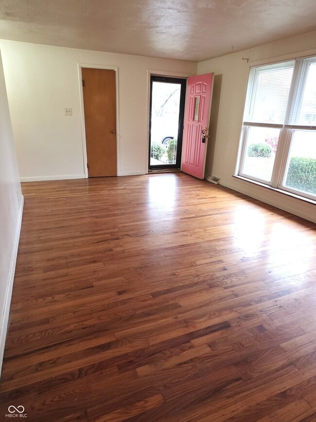 Photo - 10701 Broadway St