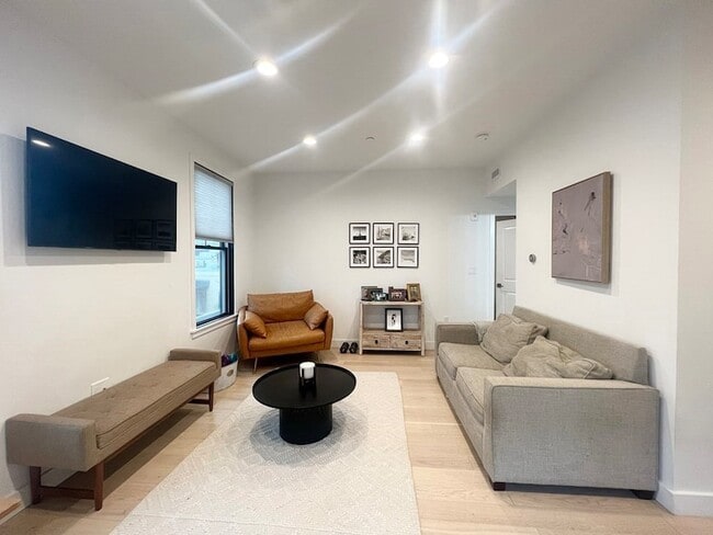 Photo - 360 Meridian St Unit 3