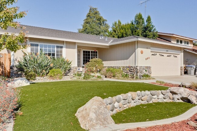 Gorgeous Three Bedroom Two Bathroom in San... - Gorgeous Three Bedroom Two Bathroom in San... House
