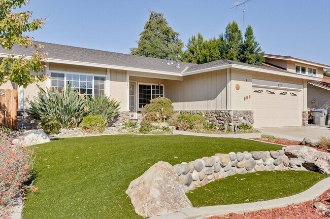 Building Photo - Gorgeous Three Bedroom Two Bathroom in San... Rental