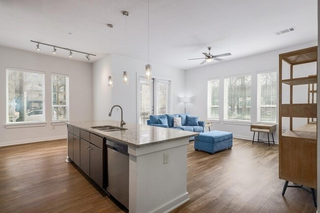Building Photo - 1900 Barton Springs Rd Unit 1045