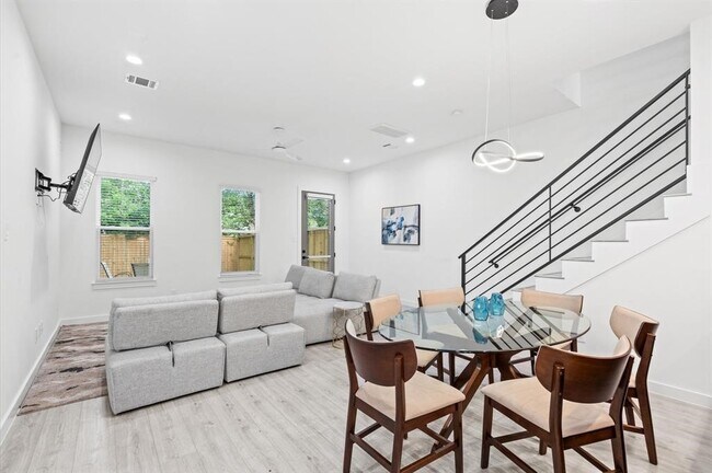 Photo - 6827 Cadillac St