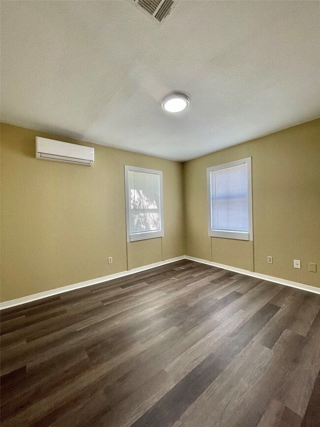 Photo - 611 N Avenue D