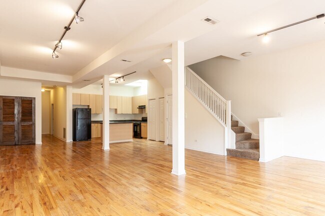 Building Photo - HUGE 3BR/2BA Duplex UP Close to Blue Line  NO SECURITY DEPOSIT! Unit 38-2F