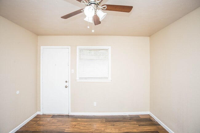 Building Photo - Comfy 2 bed 1 bath home! Unit #10