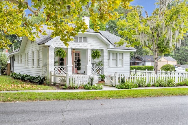 Building Photo - Completely Renovated Charming - 3 bedroom ...