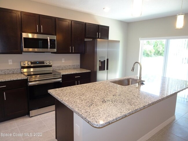 Cocina con isla - 701 Avalon St SE