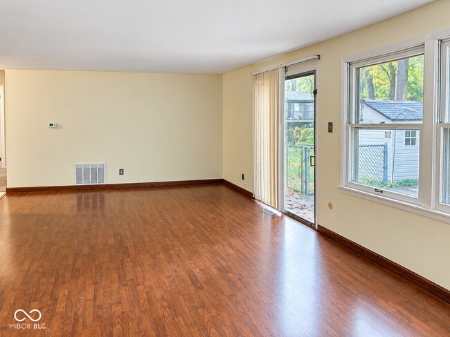 1537 W 74th Pl