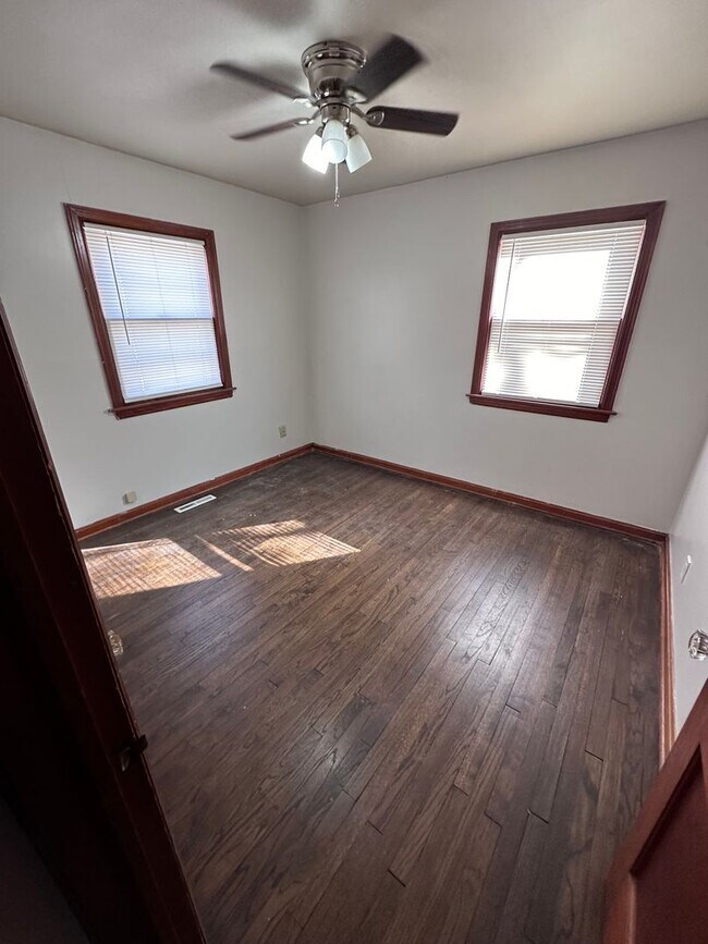 Photo - $950 - Accepting SECTION 8/ Housing Vouche...