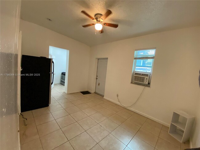 Photo - 85 NW 46th St Apartamento Unidad 2
