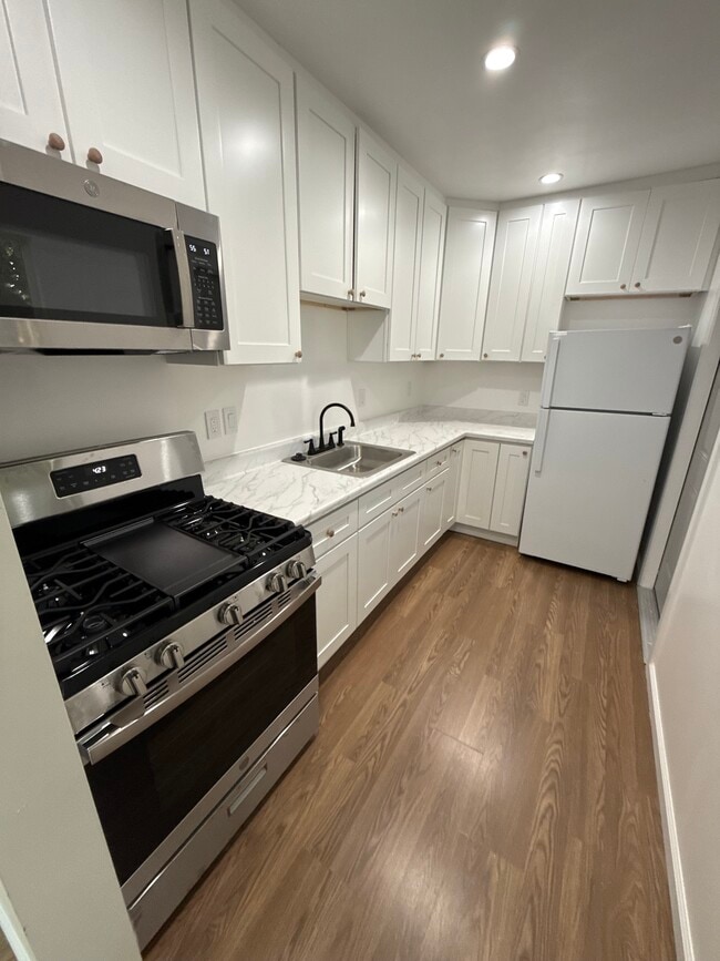 Building Photo - 762 1/2 N Ridgewood Pl Unit 762 1/2