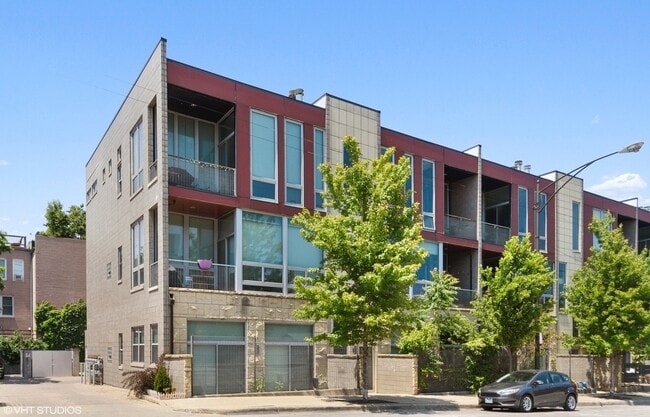 Building Photo - 902 N Elston Ave Unit 102