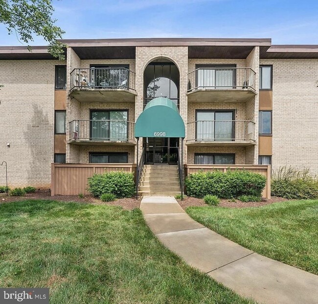 Building Photo - 6998 Hanover Pkwy Unit 4
