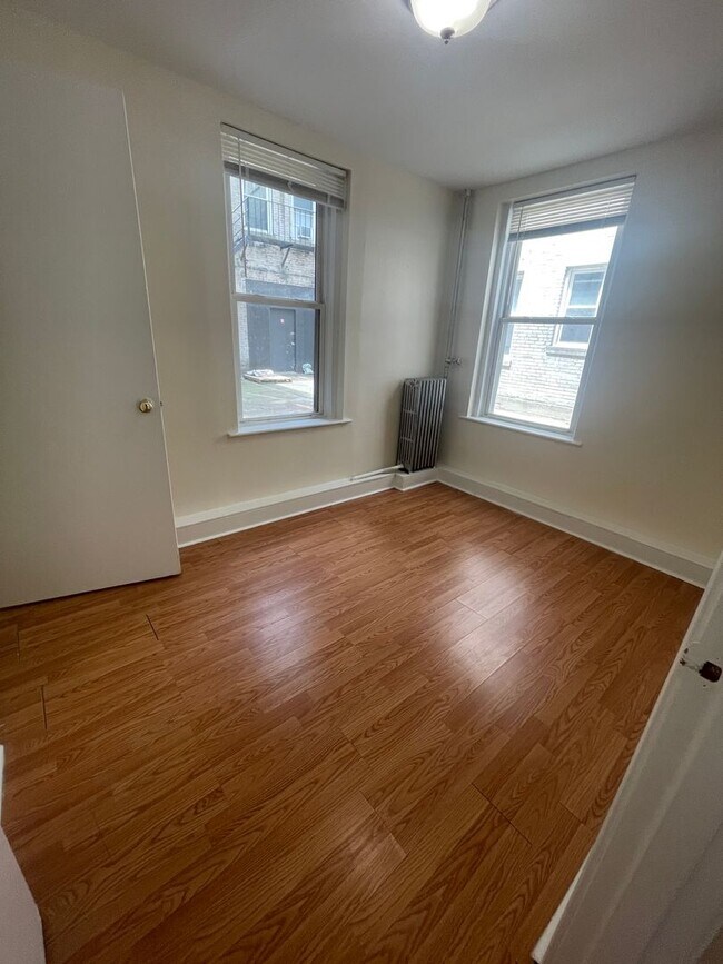 Photo - Renovated 1 bed , Sunny and Spacious, Utilities and laundry Inc Close to train 1 free Month