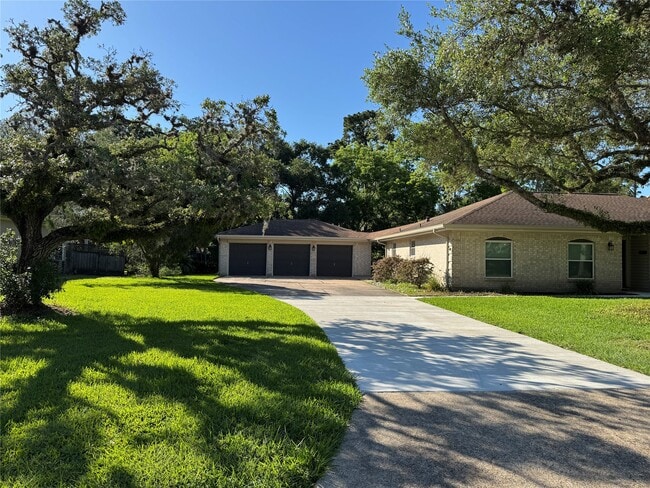 Photo - 304 S Shadowbend Dr
