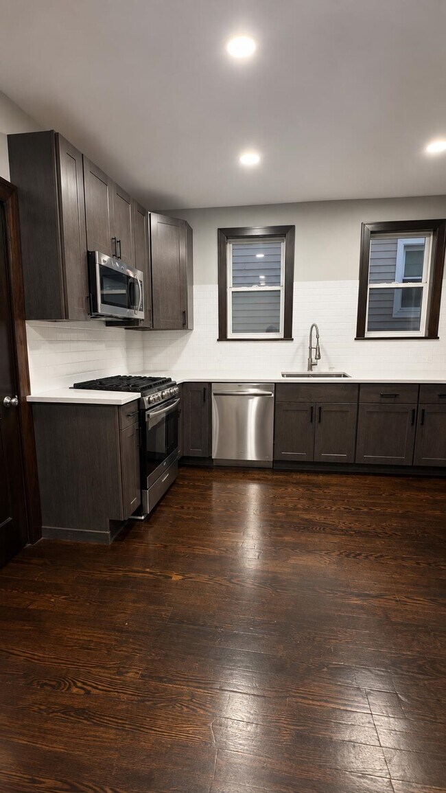 Photo - 171 W 19th St