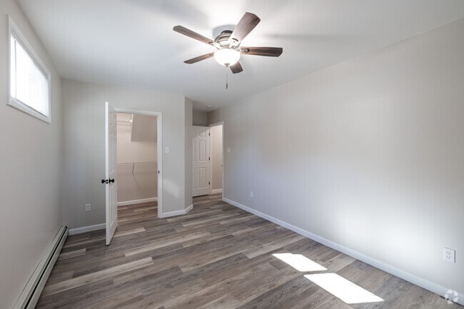 2BR, 1BA - 750SF - Primary Bedroom