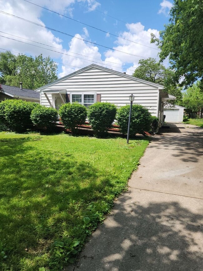 Building Photo - 3 Bedroom Home in Bloomington