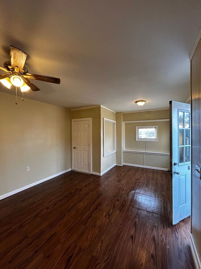 Building Photo - 552 Main St Unit 1A