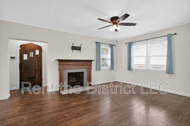 Photo - 3225 Chestnut St NE