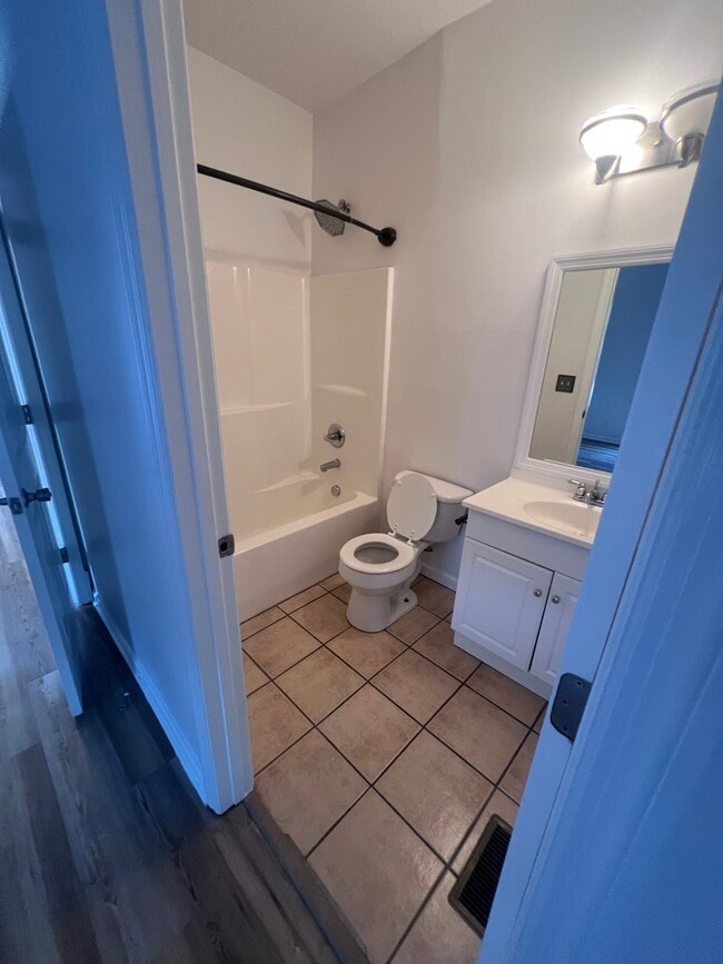 Bedroom 1 bath - 3524 Park Ave