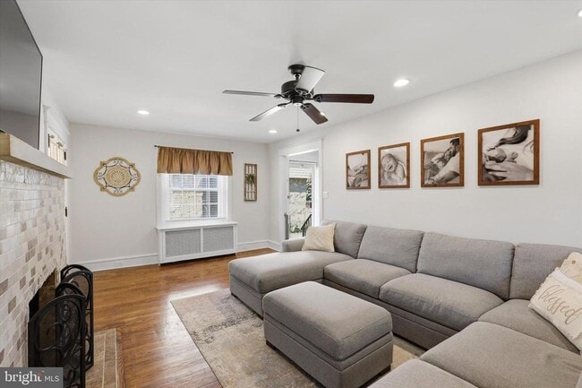 Photo - 1637 Locust St