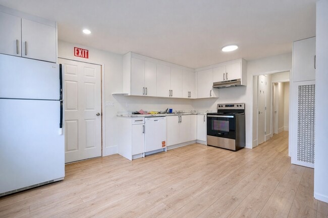 Photo - 16952-16940 40 Ave