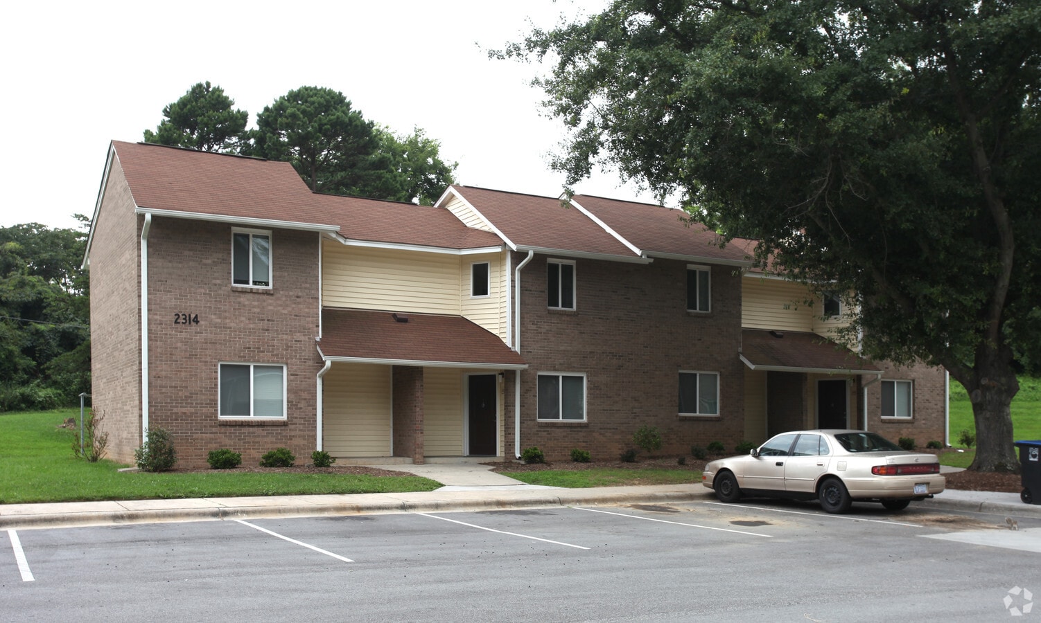 Photo - Laurence Manor Apartments