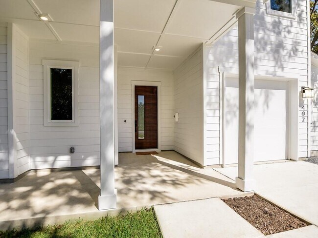Photo - 402 Zennia St