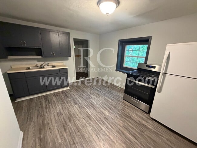 901 Jewell-