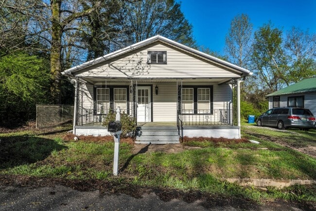 Building Photo - Charming Renovated 2BR Home – Full of Char...