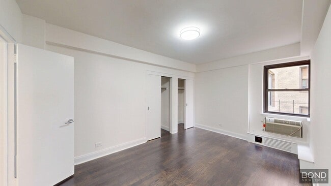 Photo - 219 E 69th St Unidad 7K