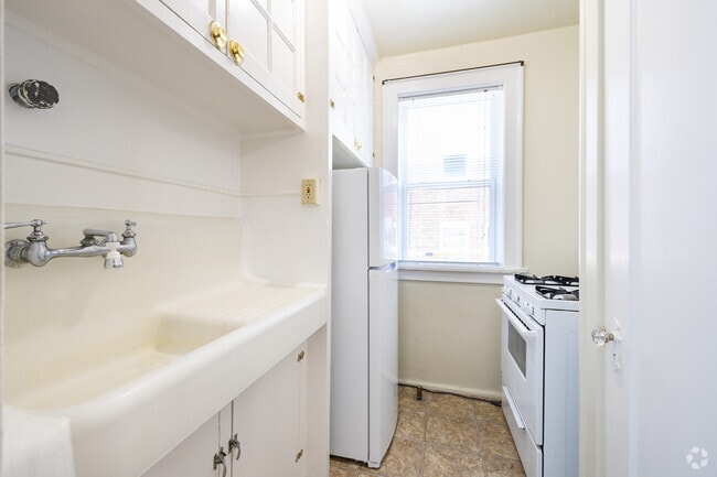 Efficiency - 300SF - Kitchen