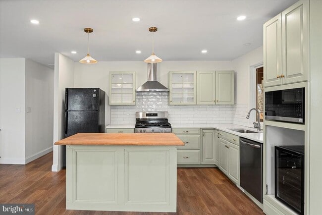 Photo - 220 Garnett Rd