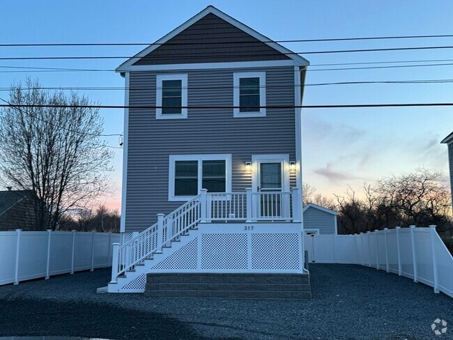 Building Photo - 317 Plymouth Ave Rental